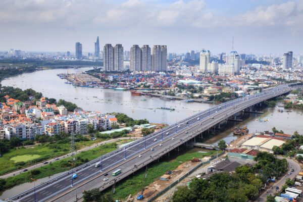 Đầu tư nước ngoài dồn dập vào phía Nam